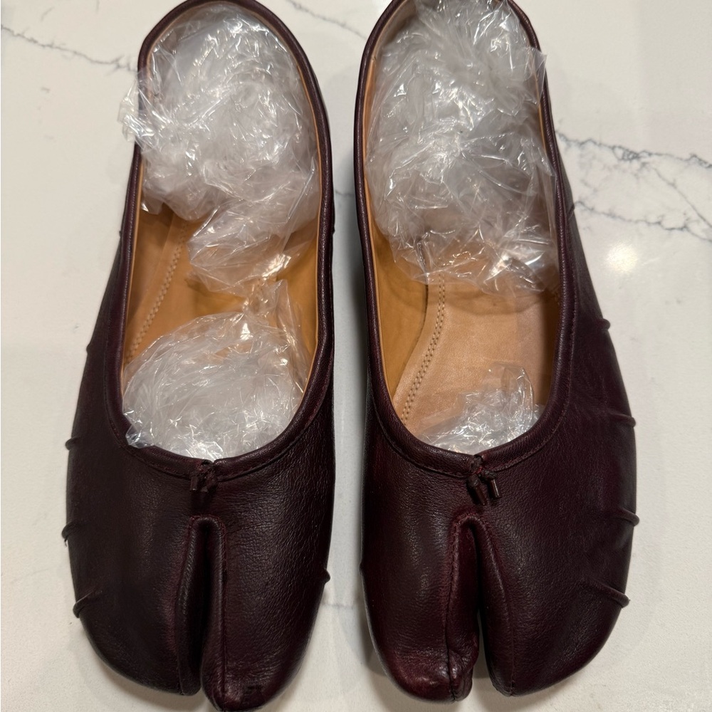 Maison Martin Margiela Burgundy Leather Tabi Flats

SZ 41